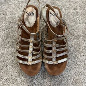 Sofft Women's Tan and Gold Strappy Sandals